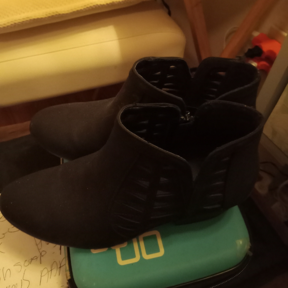 Soda boot ankle style black size 6